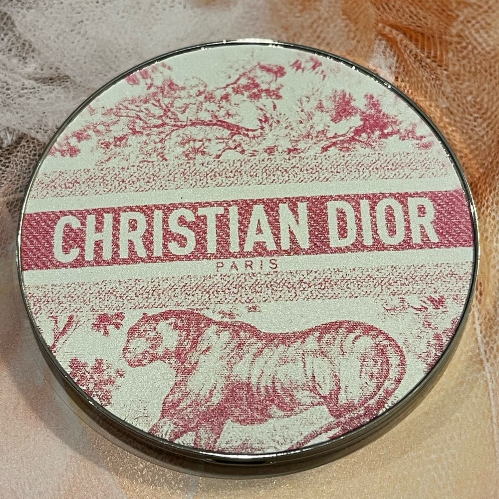 CHRISTIAN DIOR Compact Mirror with a Pink and White Toile de Jouy print Tiger. 💕